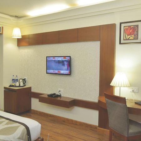Hotel Regent Grand Нью-Дели Экстерьер фото