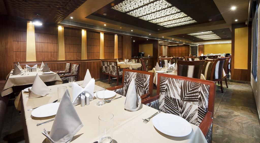Hotel Regent Grand Нью-Дели Экстерьер фото