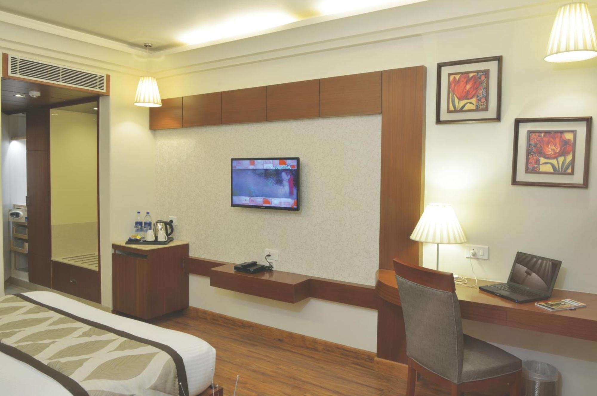 Hotel Regent Grand Нью-Дели Экстерьер фото