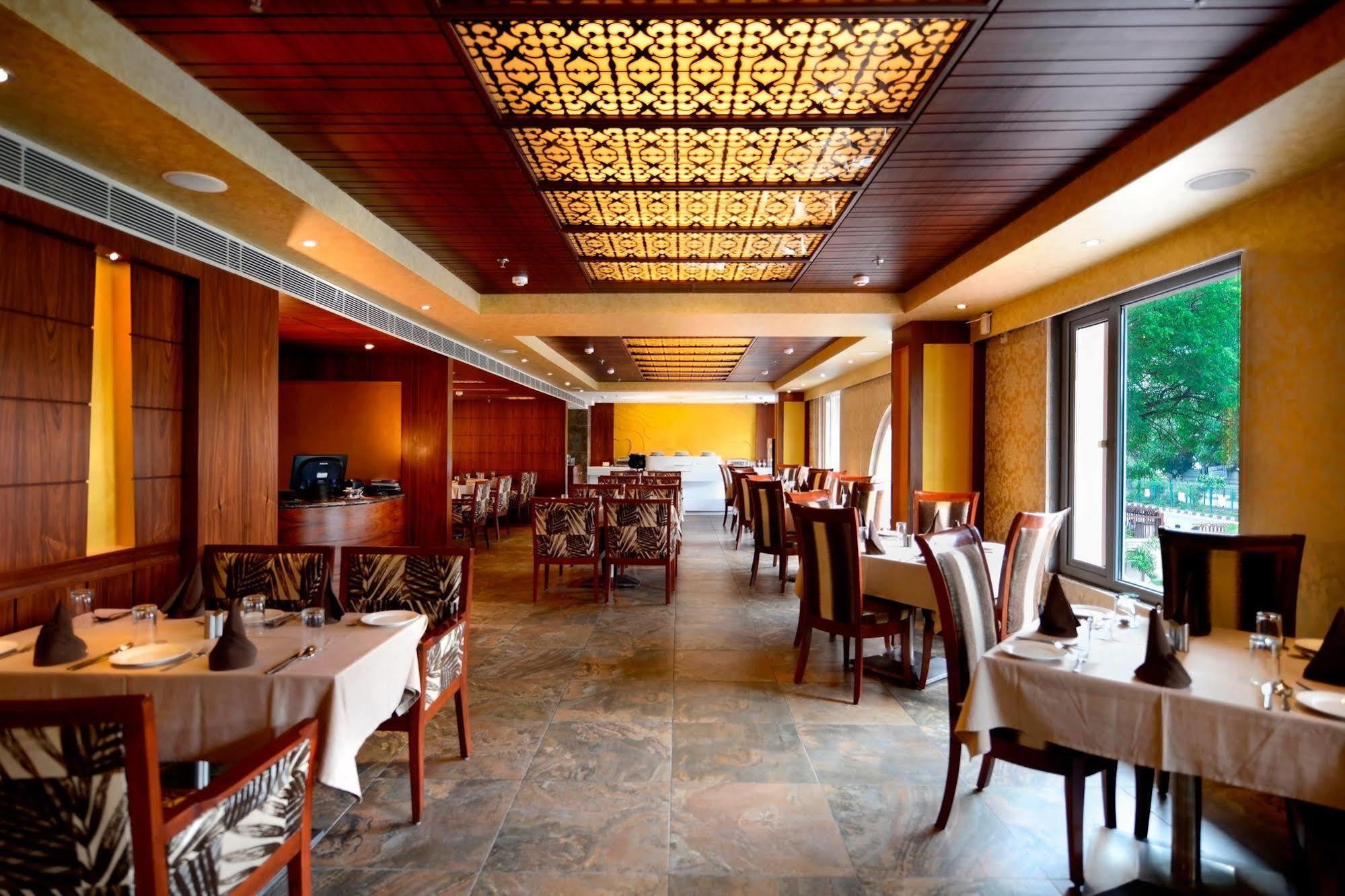 Hotel Regent Grand Нью-Дели Экстерьер фото